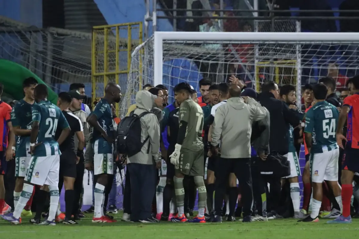 Conato de bronca entre jugadores de Municipal y Antigua GFC - Alex Meoño