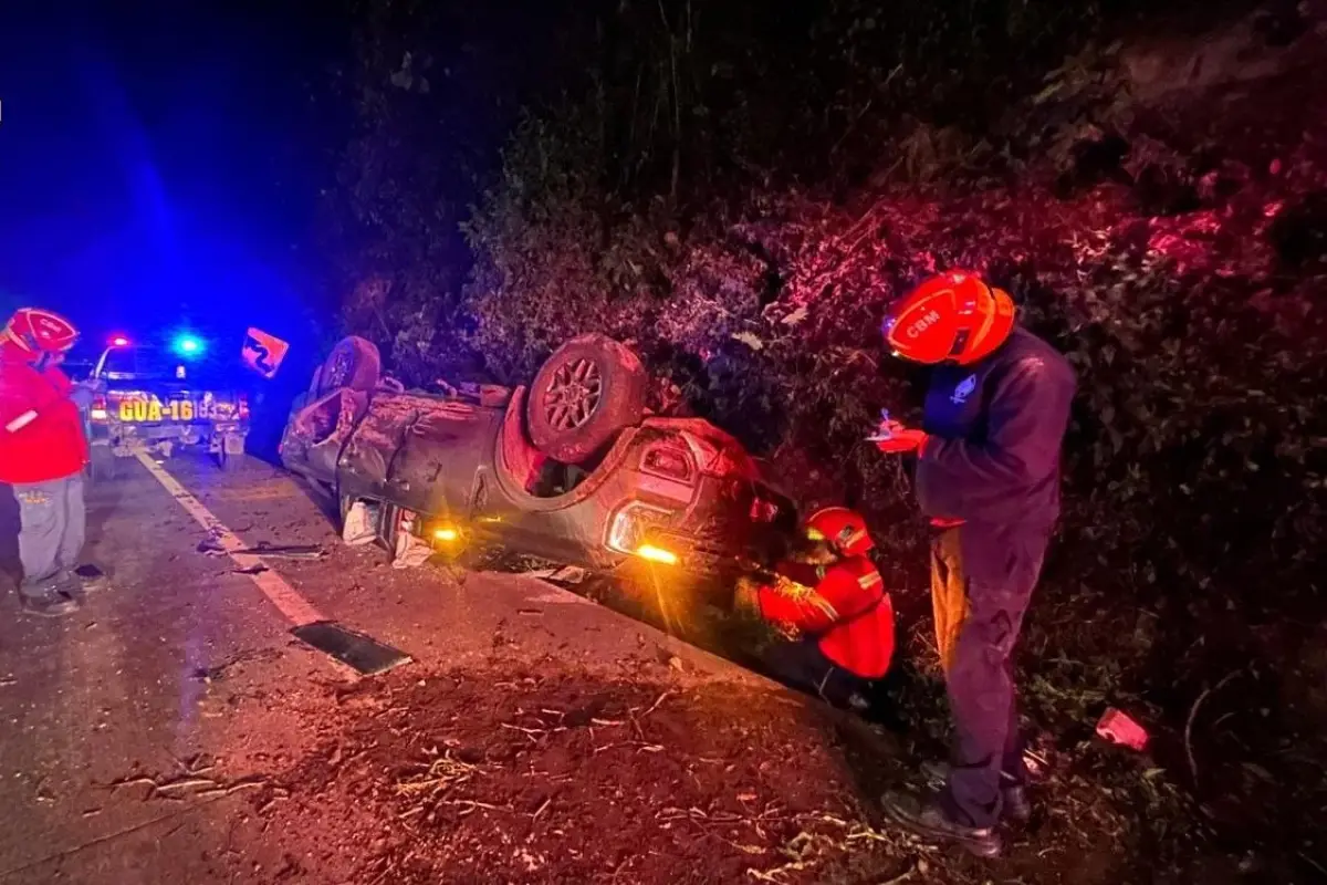 El accidente ocurrió durante la madrugada, a un costado de la pista que va hacia el occidente., Bomberos Municipales. 