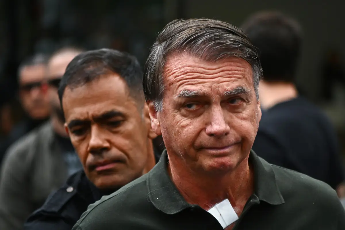 Fotografía de archivo del 14 de septiembre de 2025 que muestra al expresidente de Brasil, Jair Bolsonaro, a su salida del hospital DF Star, en Brasilia (Brasil),  
 EFE/ Andre Borges/ ARCHIVO/ NO VENTAS ZONA EPA

