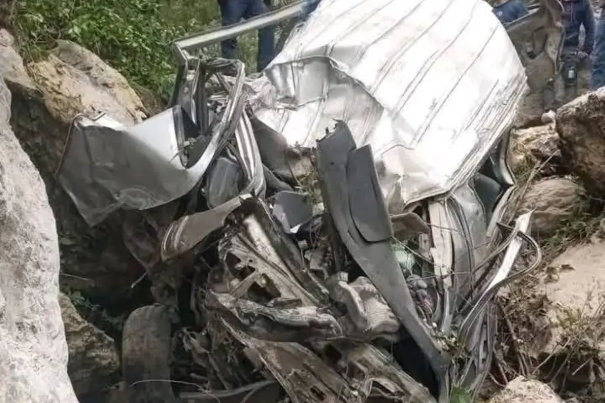 Medios locales mostraron que el microbús quedó totalmente destruído bajo el precipicio., Redes sociales.