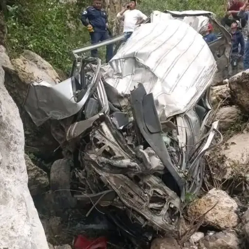 Medios locales mostraron que el microbús quedó totalmente destruído bajo el precipicio. ,Redes sociales.