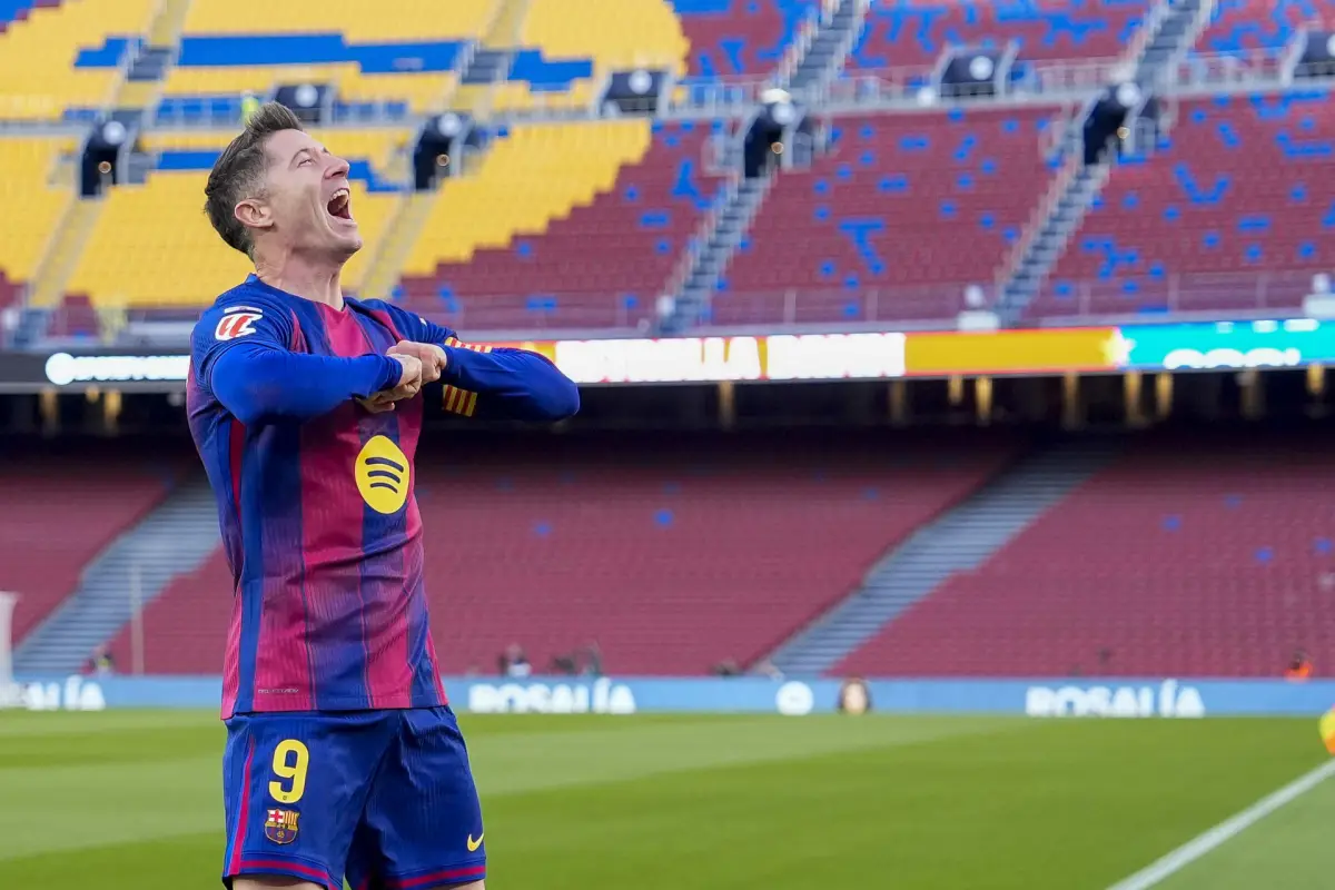 Lewandowski marca el primer gol en el regreso del Barça al Camp Nou - EFE