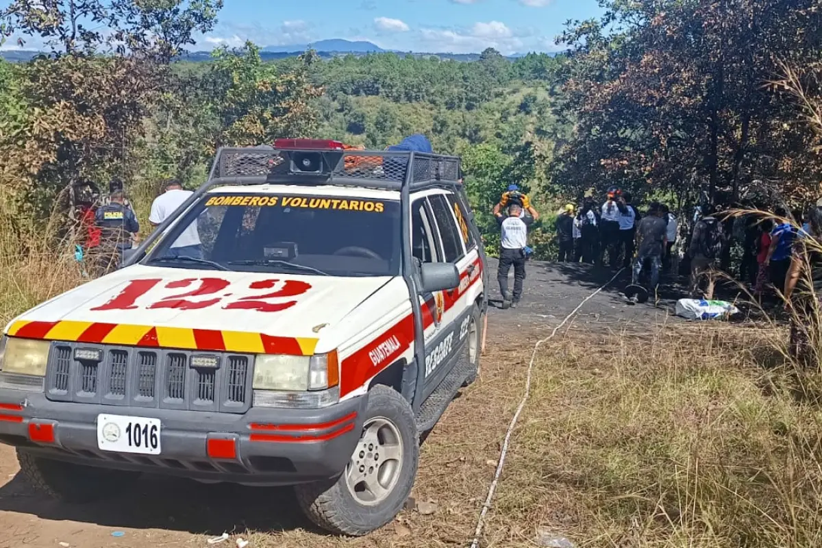 Vecinos pidieron apoyo a los Bomberos Voluntarios tras localizar el vehículo en el fondo del barranco., Bomberos Voluntarios.