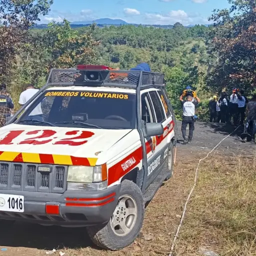 Vecinos pidieron apoyo a los Bomberos Voluntarios tras localizar el vehículo en el fondo del barranco. ,Bomberos Voluntarios.