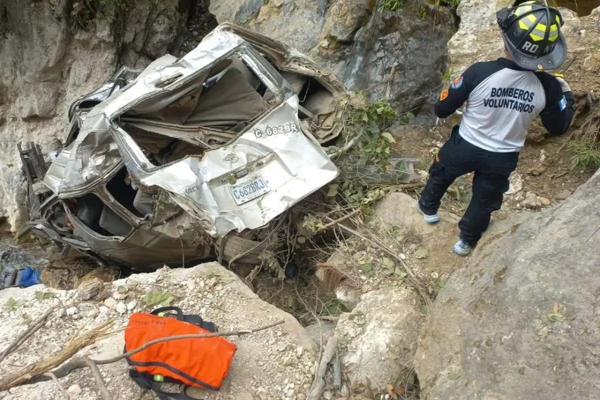La unidad de transporte quedó en el fondo de un barranco de al menos 250 metros de altura., Bomberos Voluntarios.