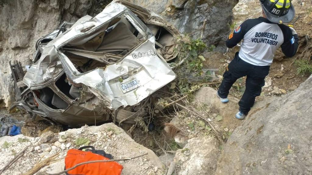 Confirman cuatro fallecidos por accidente de microbús en Huehuetenango | Bomberos Voluntarios