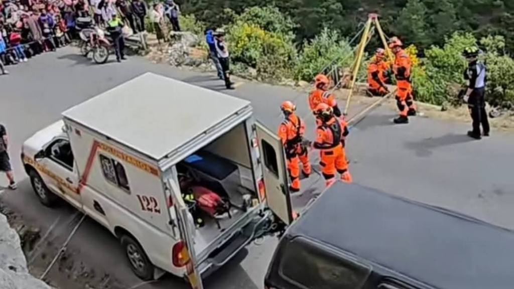Confirman cuatro fallecidos por accidente de microbús en Huehuetenango | Bomberos Voluntarios