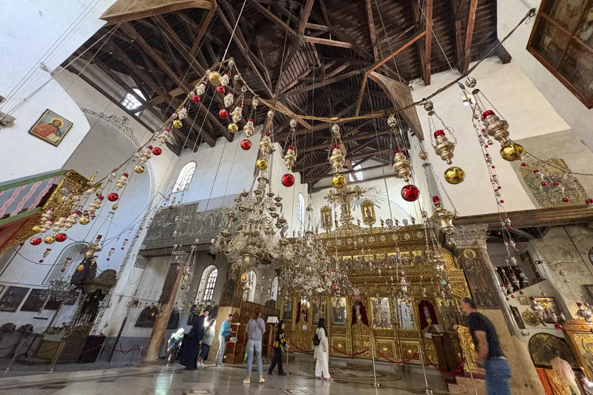 Belén (Cisjordania), 23/11/2025, - Adornos navideños en la Basílica de La Natividad
