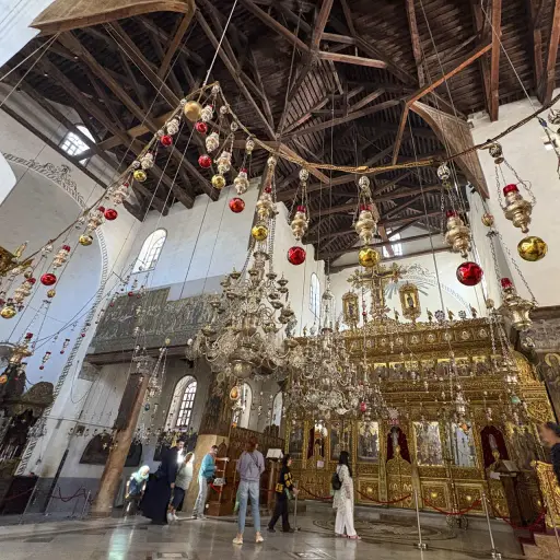 Belén (Cisjordania), 23/11/2025 ,- Adornos navideños en la Basílica de La Natividad