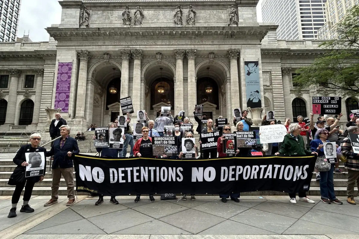 Fotografía de archivo de un grupo de personas al protestar contra las detenciones y deportaciones de la Administración Trump, frente a las escalinatas de la Biblioteca Pública de Nueva York (NY, EE, UU