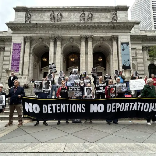 Fotografía de archivo de un grupo de personas al protestar contra las detenciones y deportaciones de la Administración Trump, frente a las escalinatas de la Biblioteca Pública de Nueva York (NY, EE ,UU