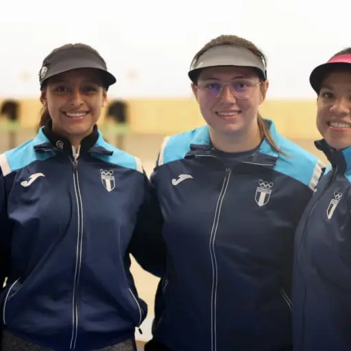 Guatemala celebró su primera medalla en los Bolivarianos 2025 con el oro del equipo femenino de Rifle Aire 10 m, integrado por Polymaria Velásquez, Ingrid Vela y Gloria Rivas. - ACD