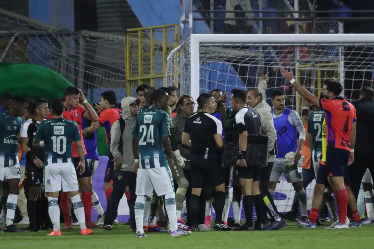 Conato de bronca en el partido entre Municipal y Antigua GFC - Alex Meoño