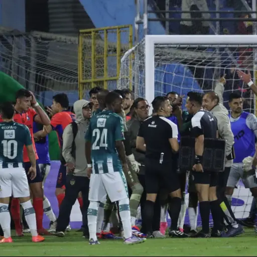 Conato de bronca en el partido entre Municipal y Antigua GFC - Alex Meoño