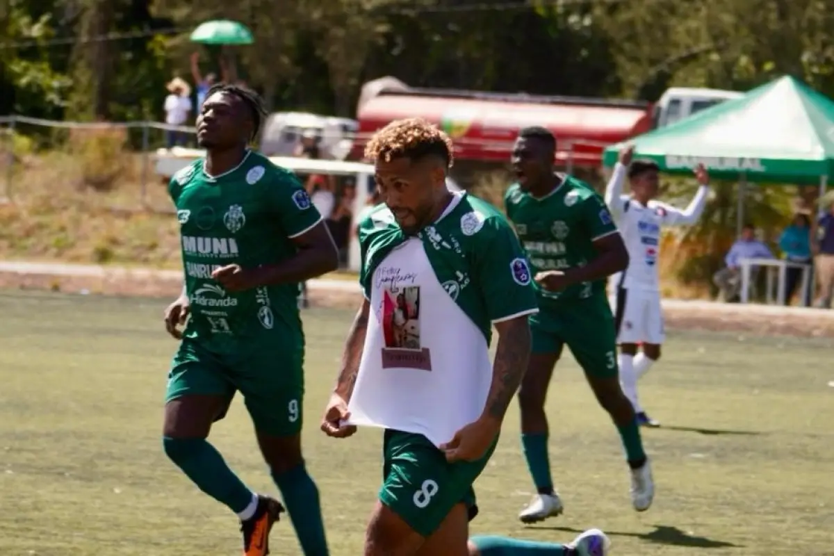 Jonathan Romero celebrando el primer gol de Nueva Santa Rosa. 