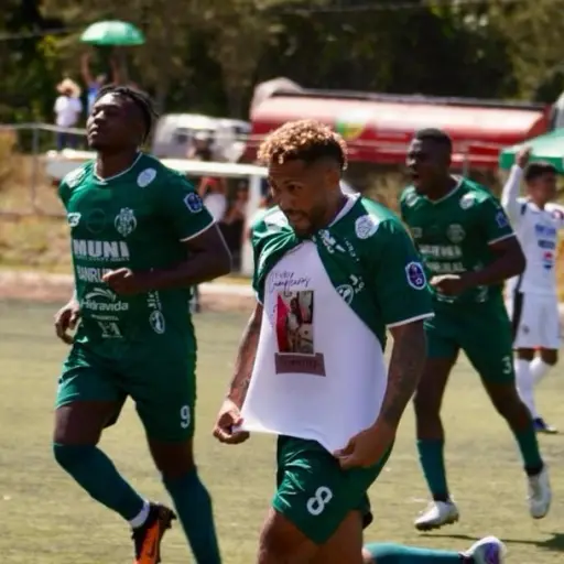 Jonathan Romero celebrando el primer gol de Nueva Santa Rosa. 