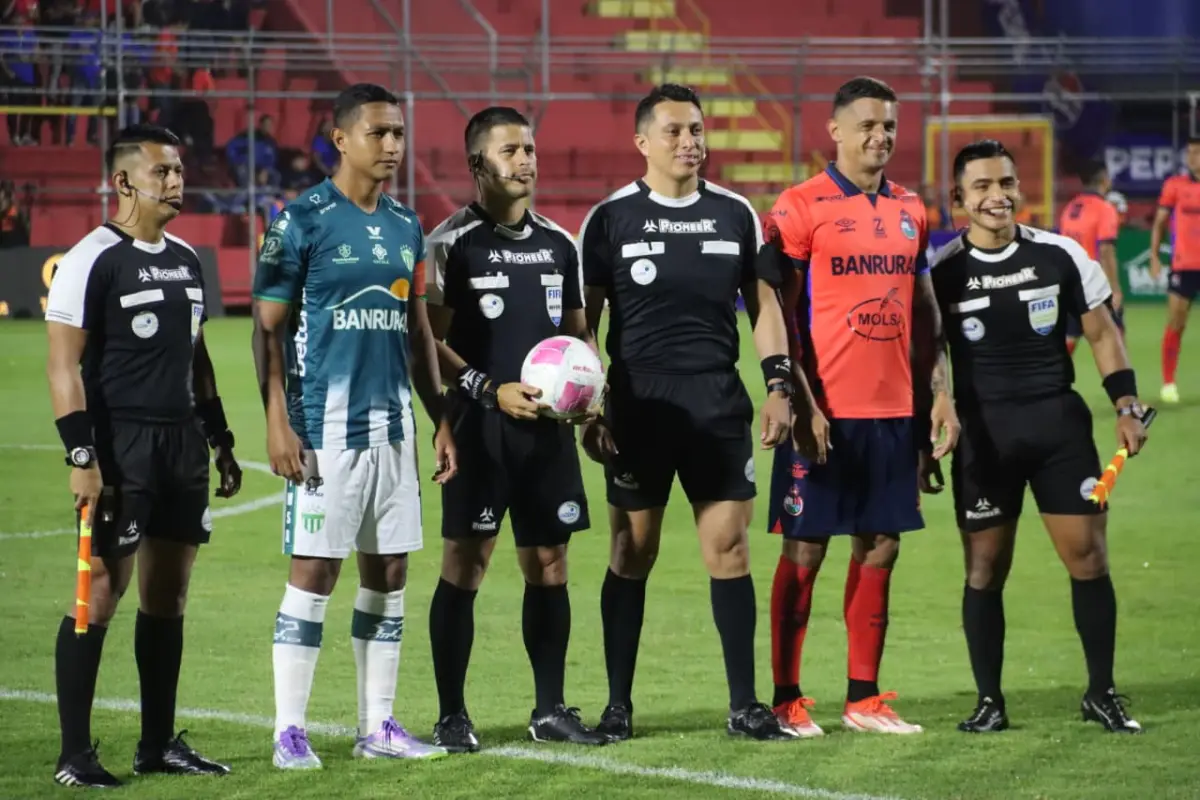 José Ardón es capitán de Antigua G. F. C. y fue insultado por la afición de Municipal 