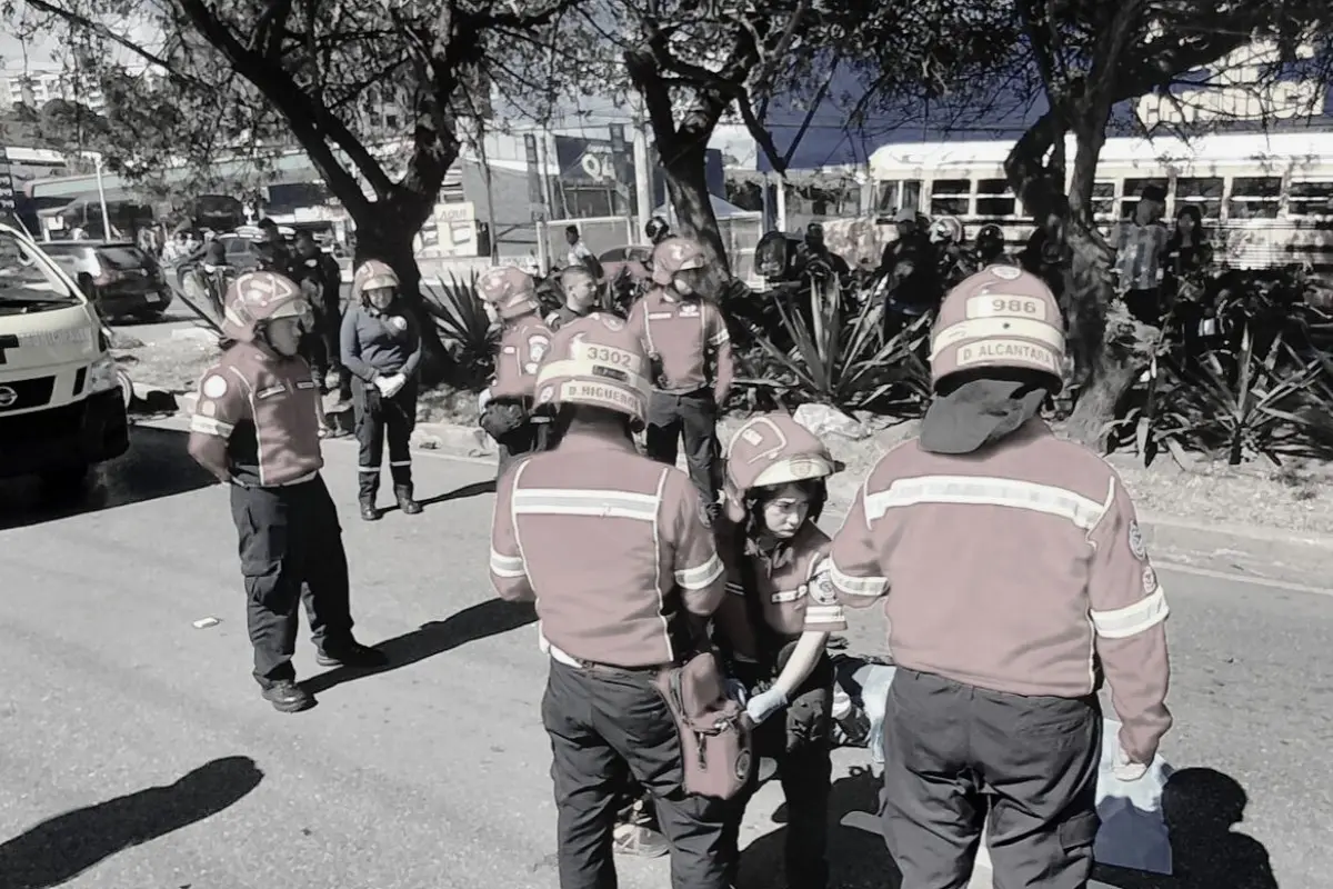 El accidente ocupa al menos dos carriles con dirección al occidente., Bomberos Municipales.