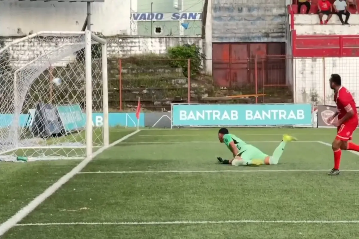 Momento del fallo de Fredy Pérez que terminó en gol de Ángel López 