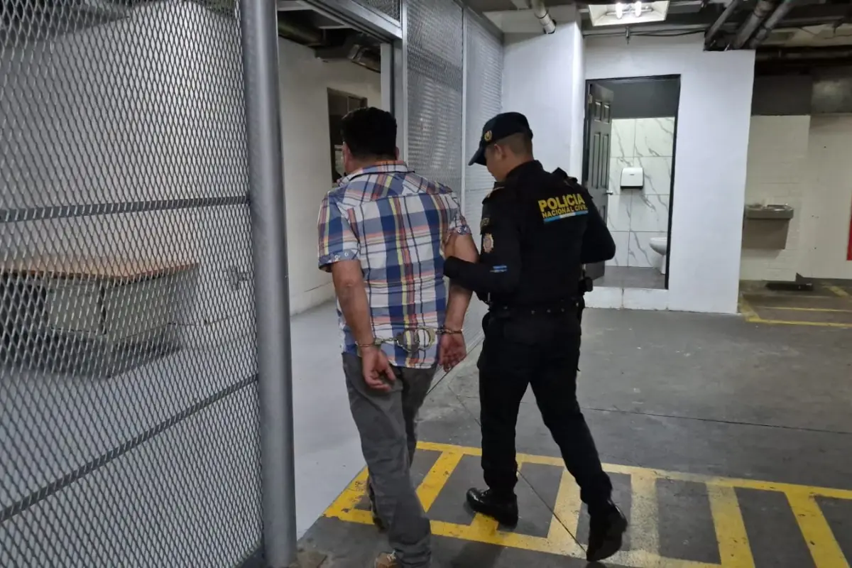 Uno de los presuntos coyotes fue aprehendido en la zona 1 capitalina. , PNC de Guatemala.