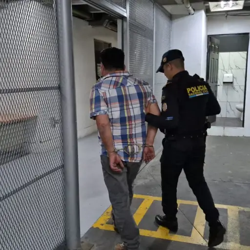 Uno de los presuntos coyotes fue aprehendido en la zona 1 capitalina.  ,PNC de Guatemala.