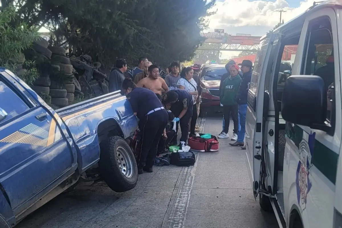 El vehículo quedó destrozado de la parte frontal, tras el accidente., Bomberos Municipales Departamentales.