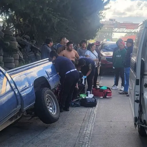 El vehículo quedó destrozado de la parte frontal, tras el accidente. ,Bomberos Municipales Departamentales. 