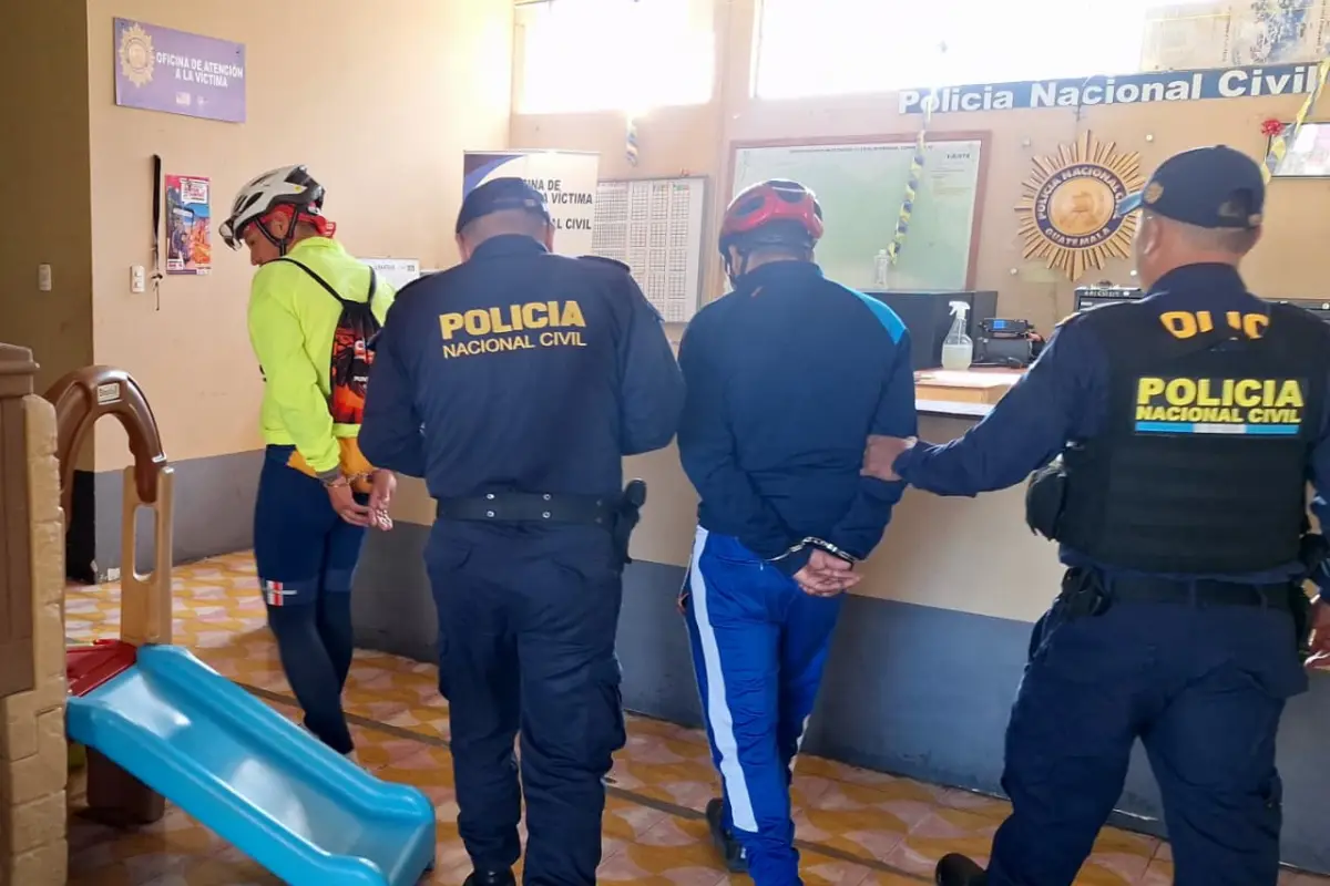 Ambos hermanos fueron sorprendidos en el acto, cuando golpeaban al sexagenario., PNC de Guatemala.