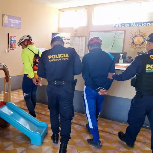 Ambos hermanos fueron sorprendidos en el acto, cuando golpeaban al sexagenario. ,PNC de Guatemala.