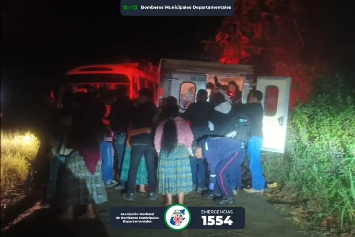 Los menores con síntomas de intoxicación fueron atendidos en un centro asistencial de Alta Verapaz., Bomberos Municipales Departamentales