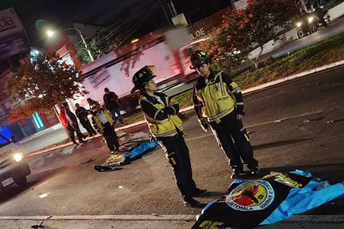 Un vehículo y una motocicleta colisionaron en la zona 5 de Villa Nueva, Guatemala., Bomberos Voluntarios