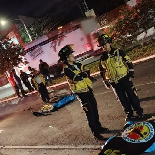 Un vehículo y una motocicleta colisionaron en la zona 5 de Villa Nueva, Guatemala. ,Bomberos Voluntarios