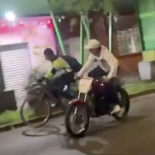 Motorista empuja a ciclista en carretera. ,Captura de pantalla video TikTok.