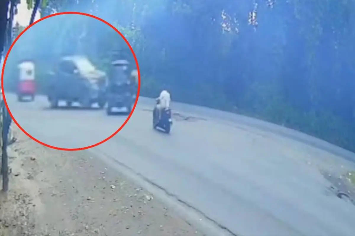 Imágenes virales revelan la violencia del accidente que destrozó un tuc tuc en la CA-2., Captura de pantalla video Facebook.