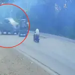 Imágenes virales revelan la violencia del accidente que destrozó un tuc tuc en la CA-2. ,Captura de pantalla video Facebook.
