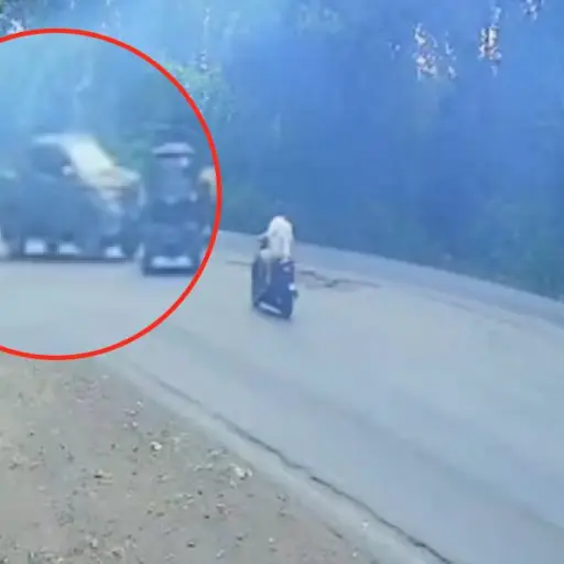 Imágenes virales revelan la violencia del accidente que destrozó un tuc tuc en la CA-2. ,Captura de pantalla video Facebook.