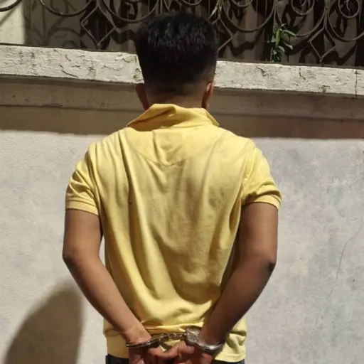 Uno de los presuntos extorsionistas detenido en la zona 18. ,PNC