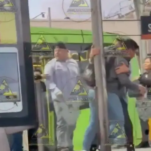Pelea en estación del Transmetro. ,Captura de pantalla video X.