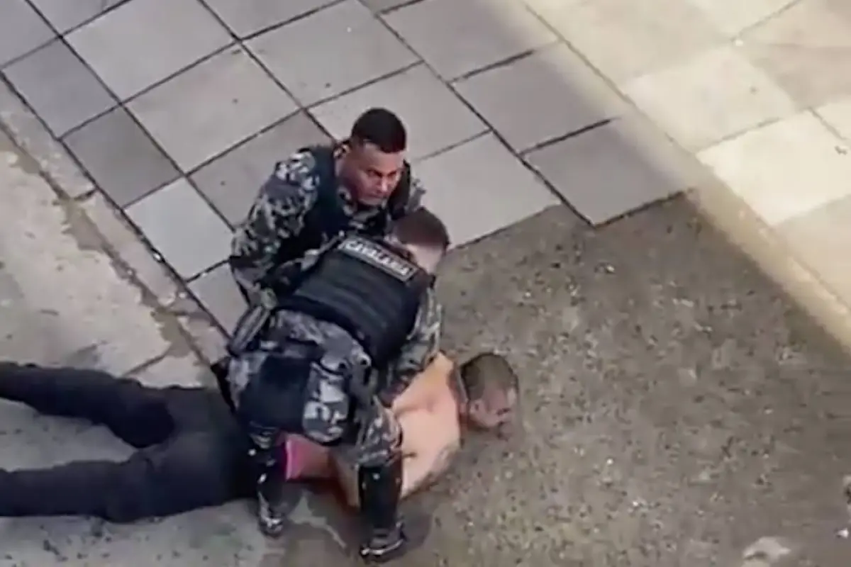 Video viral expone momento insólito durante detención en Porto Alegre., Captura de pantalla video X.