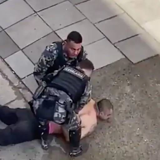 Video viral expone momento insólito durante detención en Porto Alegre. ,Captura de pantalla video X.