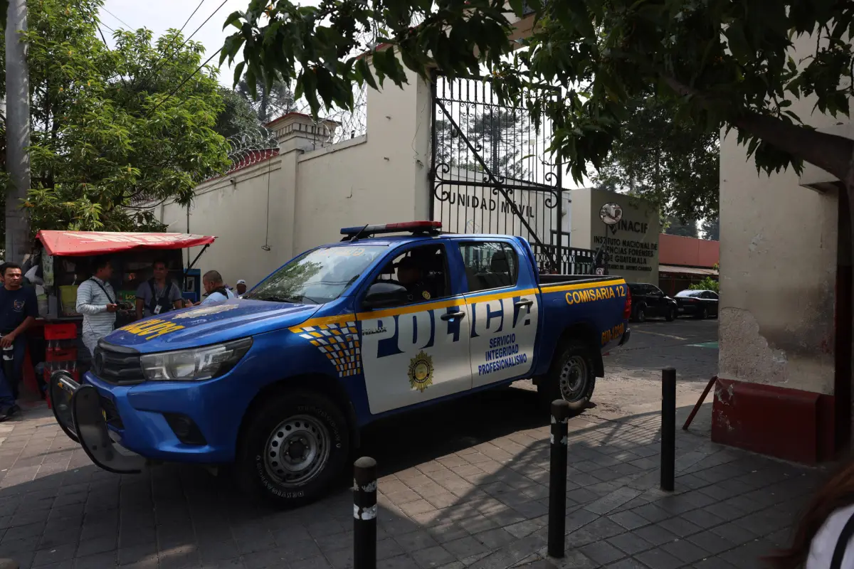 Fotografía de archivo, tomada el pasado 15 de abril, de una patrulla de la Policía de Guatemala, a la salida de las instalaciones del Instituto Nacional de Ciencias Forenses (INACIF), en la capital gutaemalteca, EFE