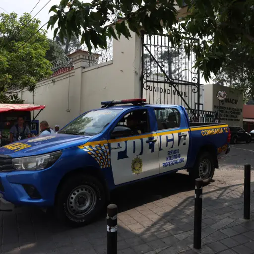 Fotografía de archivo, tomada el pasado 15 de abril, de una patrulla de la Policía de Guatemala, a la salida de las instalaciones del Instituto Nacional de Ciencias Forenses (INACIF), en la capital gutaemalteca , EFE