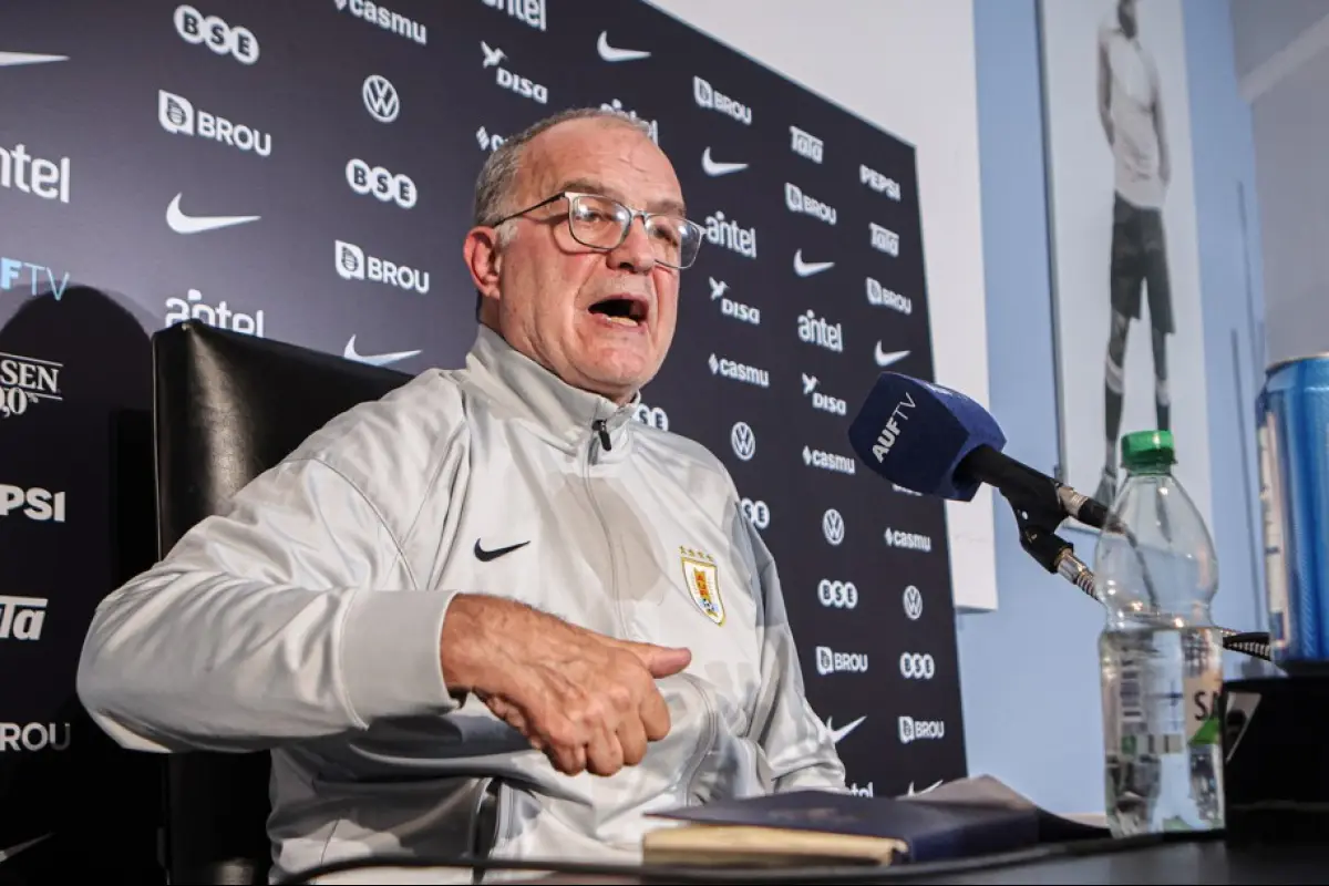 Marcelo Bielsa se dirigió ayer a todo el Uruguay mediante una conferencia de prensa 