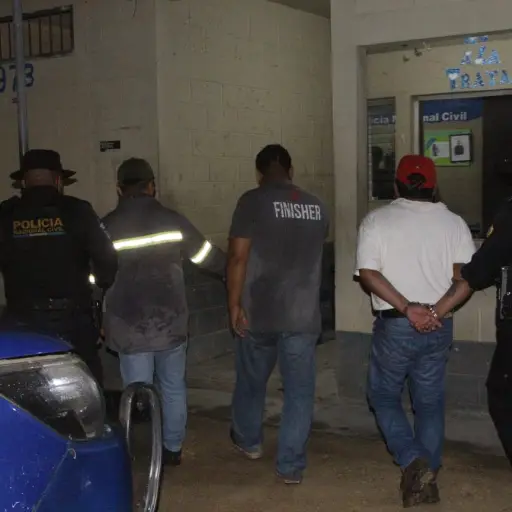 Los presuntos trabajadores de telefonía fueron detenidos en el parqueo del Centro Preventivo para Hombres y Mujeres, ubicado en Santa Elena, Flores, Petén. ,PNC