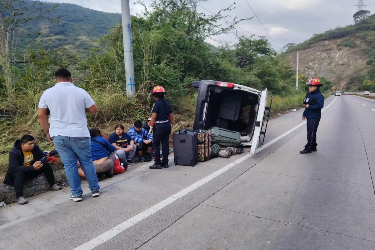 El microbús quedó volcado en el Km. 48 de la ruta al Atlántico., Bomberos Municipales Departamentales