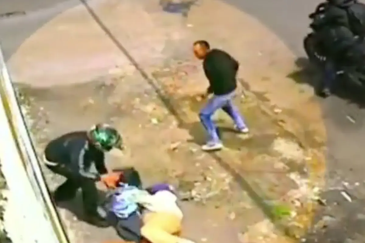 Asalto a mujeres captado en video. , Captura de pantalla video X.