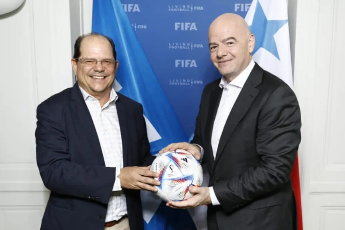 Manuel Arias, presidente de la Federación Panameña de Futbol con el mandamás de la FIFA, Gianni Infantino 