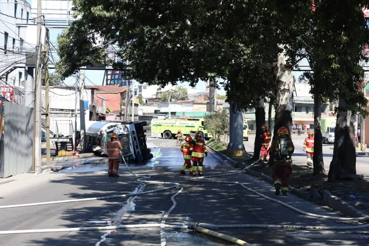 El cisterna con combustible quedó volcado en el Periférico, frente a la colonia El Sauce., Bomberos Municipales