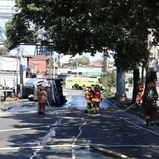 El cisterna con combustible quedó volcado en el Periférico, frente a la colonia El Sauce. ,Bomberos Municipales