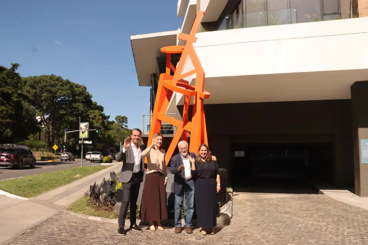 Spectrum destacó que el "Observador de Estrellas" invita a mirar hacia arriba y redescubrir la capacidad de asombro en medio del dinamismo urbano., Foto Alex Meoño